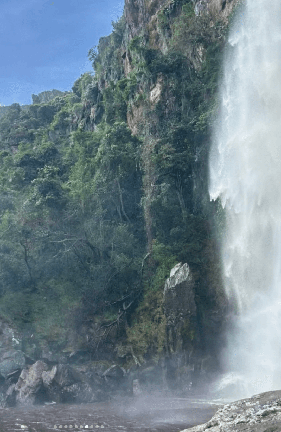 🌿 Parque Dinira & La Cascada del Vino Donde la naturaleza escribe su historia más salvaje